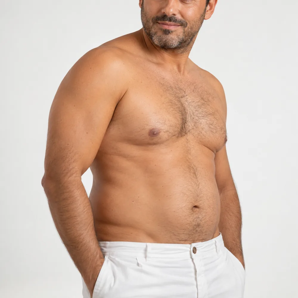 Detalle de abdomen y flancos de un hombre de cabello castaño
